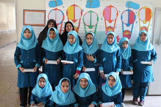 تصاویر اهداء جوایز نشریه های دیواری در مدارس