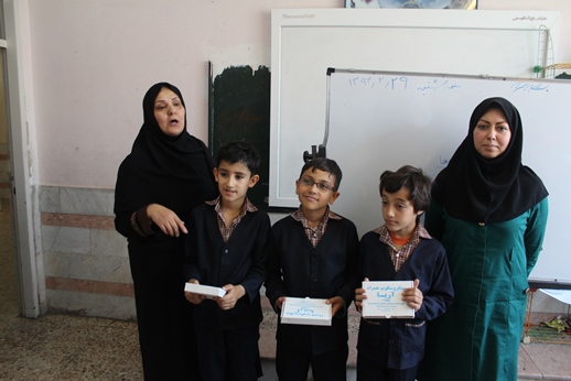 تصاویر اهداء جوایز نشریه های دیواری در مدارس